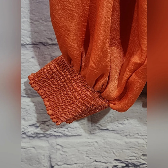 Sophisticated Tahari blouse with silky, flowy material and ruffle neckline - Picture 5 of 10